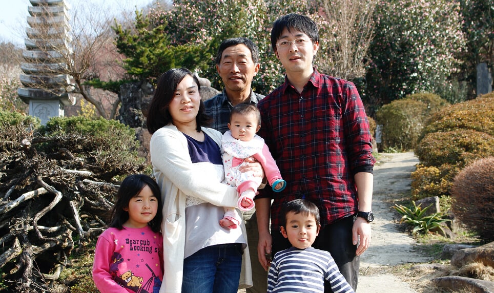 3代目園主、父・阿部一夫さん（後列）と、奥さん、3人のお子さんと1枚。家族で支え合いながら花見山公園の運営をしている。
